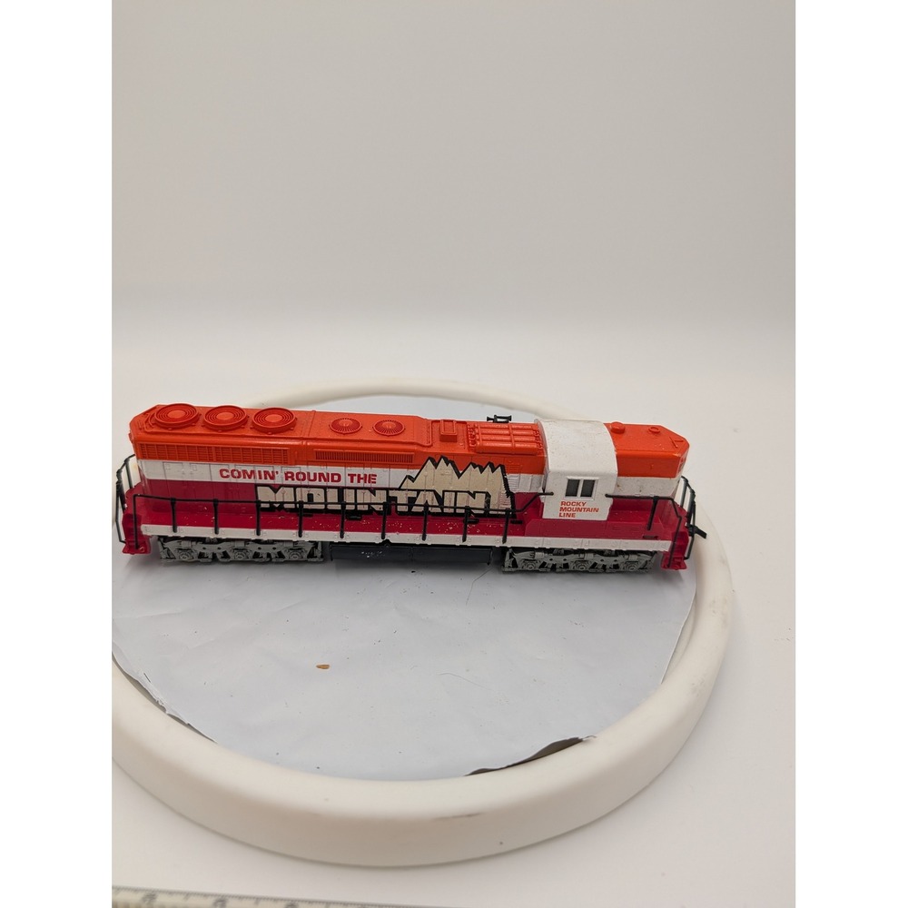 Rocky Mountain Line Diesel Locomotive HO Scale Red White Comin Round Mountain - Picture 2 of 7